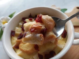 奶香布丁面包,顶层面包酥脆