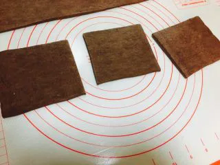 网红脏脏包（开酥版）,冰箱取出将面片擀成长35厘米。宽度10厘米左右的面片，具体宽度，要根据你放置夹心的巧克力宽度为准。 边缘切齐，平均分成6块。