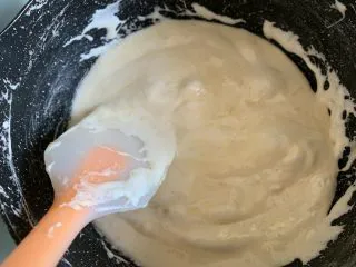 超级拉丝牛轧饼干,边加热边不停搅拌，一直到棉花糖彻底融化