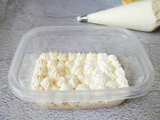 火龙果盒子蛋糕,上面挤一层淡奶油