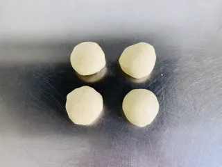 Q弹麻糬面包,平均分成四份。