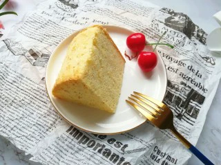 亚麻籽戚风蛋糕,切开看看里面,组织细腻,下午茶吃刚刚好。