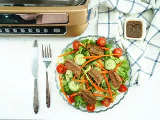 #东菱牛排机测评#爱是几分熟，我只要五分就好,加入不同蔬菜做出美味沙拉（这里我用了生菜、小番茄、土豆泥等等，选你喜欢的蔬菜搭配即可，非常的简单） 