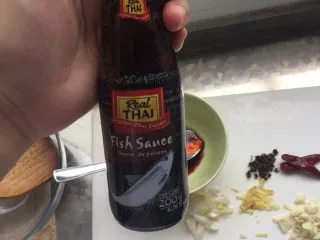 秘制干煎三文鱼 ,两滴鱼露，两滴香油，