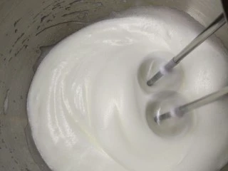 烘焙入门戚风蛋糕,蛋清打至细腻的时候加入剩下全部的细砂糖,继续打发。