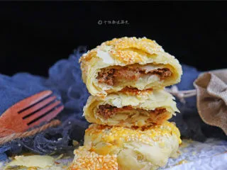 麻酱白糖酥饼,刚出炉的烧饼,最是酥软好吃。