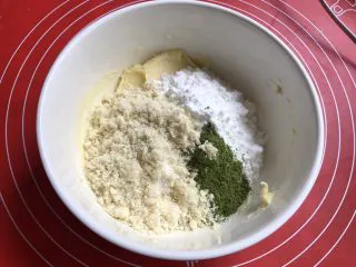 法式抹茶莎布雷酥球,加入过筛的低粉,玉米淀粉,抹茶粉,杏仁粉。