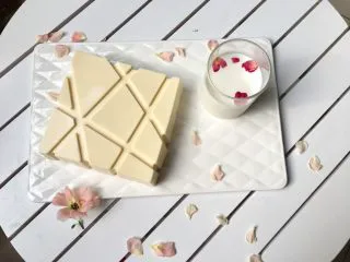 酸奶冻芝士蛋糕,酸奶冻芝士蛋糕口感轻盈清爽香甜，味道醇正，就是一道美腻的阳光早餐！