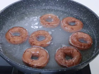 懒人必做~巧克力贝果,将醒发好的贝果胚面朝上放入锅中烫30秒,再翻一面烫30秒!(记得哪个先放,哪个后放的哈,时间到立即取出放在油纸上淋干)