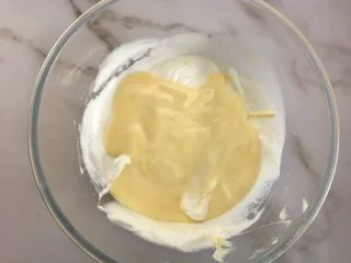 轻乳酪芝士蛋糕,然后倒入剩余蛋白糊中 翻拌均匀