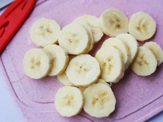 香蕉牛奶烤燕麦,香蕉切片。