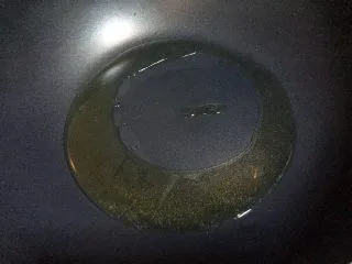 黑椒牛排炒意面,热锅倒油烧至八成热。