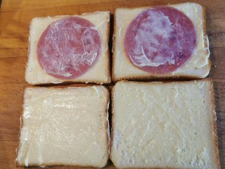 超快手三明治~十分钟就能搞定,抹一层沙拉酱