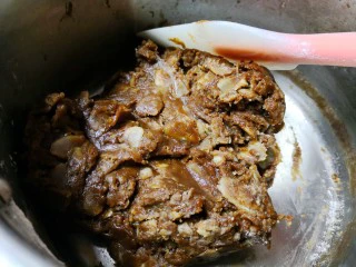 红糖全麦杏仁曲奇,粉类倒入奶锅,搅拌均匀。