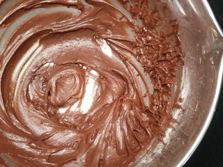 网红夏威夷果仁可可脆脆巧克力片 香港珍妮聪明小熊夏威夷果仁巧克力脆脆,7.用蛋抽混合均匀至无干粉；