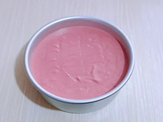 8寸红丝绒戚风蛋糕,拌好的蛋糕糊,细腻光滑,饱满,倒入蛋糕模具中。