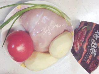烤肉汁鸡胸肉,食材洗净备用,这里选用的烤肉酱是韩国的,成分比较安全吧,里面富含大量的梨汁果肉。番茄土豆分开烤,当辅食。