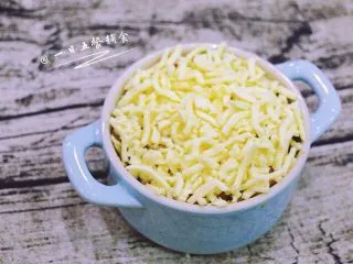 鲜虾芝士焗饭,在上面满满撒上马苏里拉芝士碎，入烤箱180度15分钟就搞定啦！