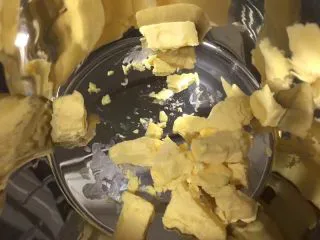 扁桃仁一口酥,135g的黄油放在温室软化至手指很轻松的按下去,软软的就可以了,切不可在火上或热水里加温