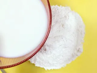 小白也会的奥尔良烤鸡腿披萨 「8寸薄脆版」,首先来制作下面的面饼吧，先把预拌粉和10g的糖混合。然后我们用牛奶或者水和面，水或者牛奶55毫升就够了，点滴进面里，一边滴一边搅拌，然后面会成絮妆，再把碎面疙瘩捏在一起。