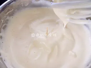 黑米蜂蜜小蛋糕,一直打发到插入一根牙签,牙签不会倒,打蛋器头上的蛋液能保持数秒不低落。