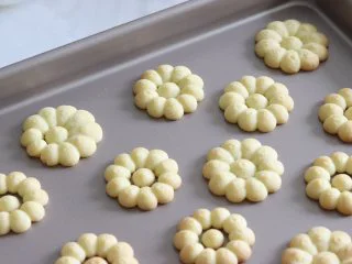 醇香酥脆的曲奇饼干(曲奇枪版),冬日温暖小零食,出炉稍微晾一下,后密封保存。