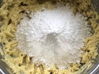 红薯曲奇饼干,加入低筋面粉,用刮刀压拌融合。