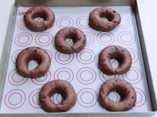 懒人必做~巧克力贝果,依次做完,再次用湿布盖上,室温醒发20分钟!(注意是湿布,保持贝果胚的湿度)