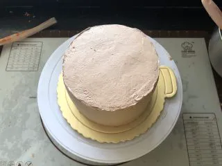 浓情蜜意－巧克力奶油蛋糕,全部抹好夹心和表面。