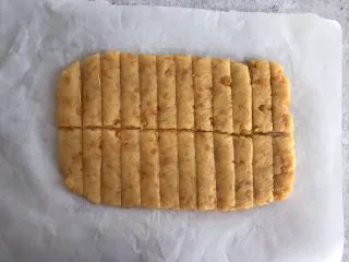 网红咸蛋黄饼干,然后竖着切成长条