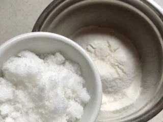 可爱圣诞帽子塔,软化的黄油加入糖、过筛的面粉,用手搓