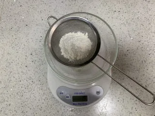 火龙果渐变蛋糕(宝宝辅食),19g低筋面粉,过筛入碗里