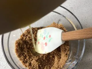 免烤❗️芒果酸奶蛋糕,倒入融化的黄油，拌匀