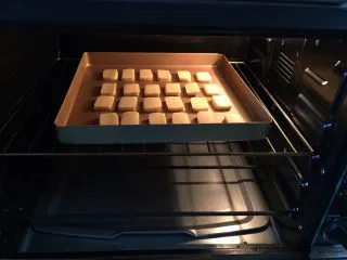 炼乳小饼干(适合新手),烤箱上下火175度预热至烤管由红转黑后放入烤盘(放中层)进行烘烤