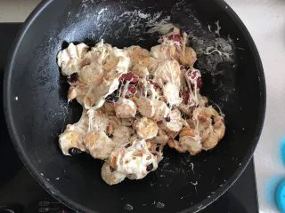 网红草莓雪花酥,搅拌均匀如图这样就可以拿出来放模具里了