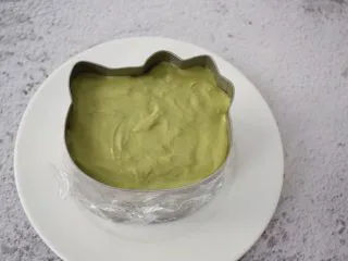 4寸KT猫抹茶慕斯蛋糕,从冰箱取出模具,把做好的慕斯糊倒入,再放入冰箱冷藏4-6小时