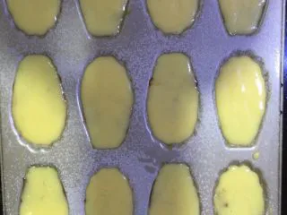 三色法式玛德琳蛋糕,再把原味面糊挤到模具里,挤到9分满就好