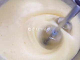 黑米蜂蜜小蛋糕,一点一点的,你会发现蛋糕糊变得浓稠了。