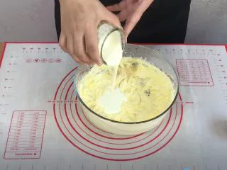 外酥里嫩的~爆浆芝士塔,加入淡奶油,搅匀。