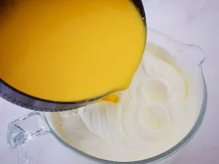 寿星公芒果慕斯蛋糕(十寸),把芒果酸奶加入淡奶油中