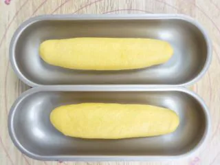 南瓜椰蓉面包条,放入密闭空间加热水二次发酵至明显变大 