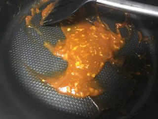 秘制芝心卷边披萨,最后加入糖、淡奶油和奶酪，中途看状态可以加适量水，成品出来是番茄酱那样的稠度