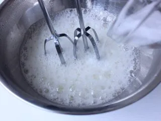 史上最详细的柔软蛋糕卷,开始打发蛋白 打15左右,出现大泡泡加入第一次细砂糖(总共分三次)