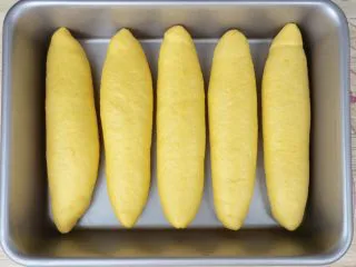 南瓜泥黄金软排包,放入蒸锅隔层热水二次发酵至明显变大 