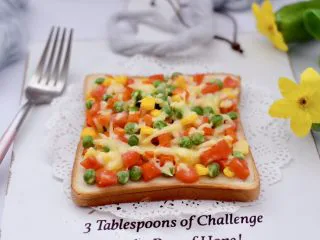 田园时蔬吐司披萨,宝贝说：我要开动啦，看宝贝吃的开心，我也心情爽歪歪。