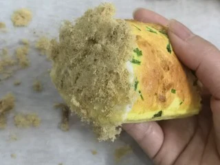 无油肉松蛋糕卷,蛋糕卷的两端,抹上沙拉酱,再粘上肉松