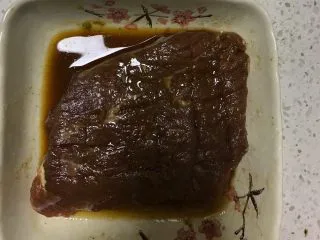 黑椒菲力牛排饭之情侣约会西餐,1.将牛排放于方盘内加入少量淀粉、生抽、蒜末、五香粉、黑胡椒粉、少许盐 2.带第一次性手套将牛排和调料混合均匀腌制5-10分钟