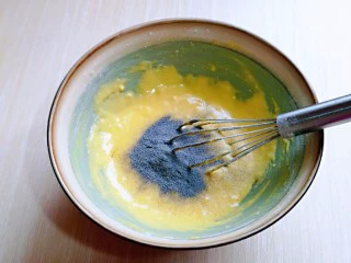 6寸蝶豆花戚风蛋糕,再加入蝶豆花粉,用手动打蛋器拌均匀,拌的时候使用手动打蛋器呈Z字形状来回搅动,不要转圈搅拌,以免起筋。