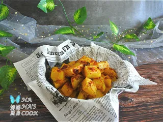 西式蒜香烤土豆,稍微晾一下，装盘。再撒上一些红椒粉