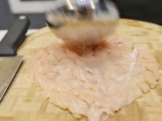 蓝带爆浆鸡排,把肌肉组织打松的口感会比较软嫩